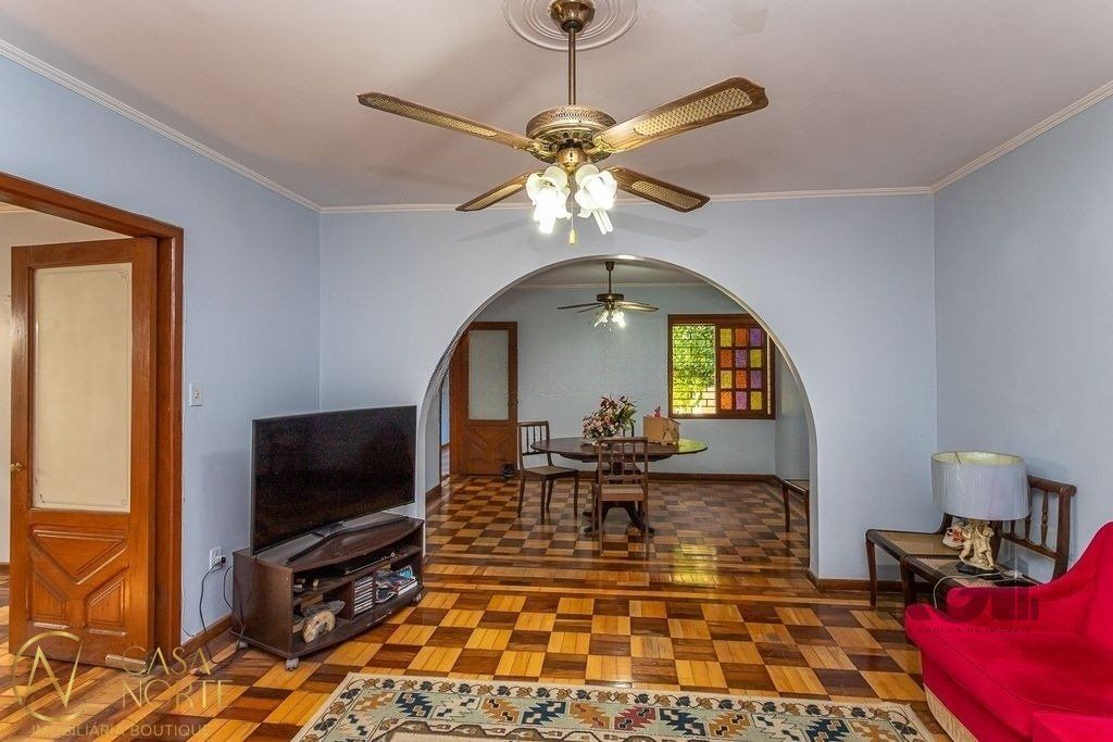 Casa à venda com 4 quartos, 216m², 1 suíte, 5 vagas, Rua Padre Todesco no bairro Partenon em Porto Alegre