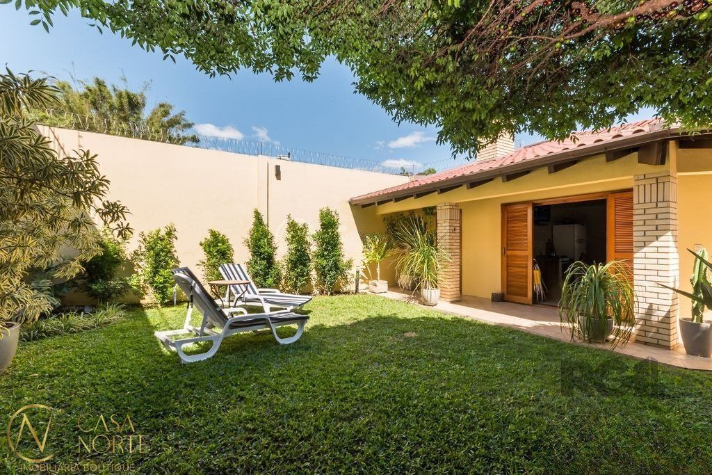 Casa à venda com 3 quartos, 195m², 1 suíte, 4 vagas, Avenida General Barreto Viana no bairro Chácara das Pedras em Porto Alegre