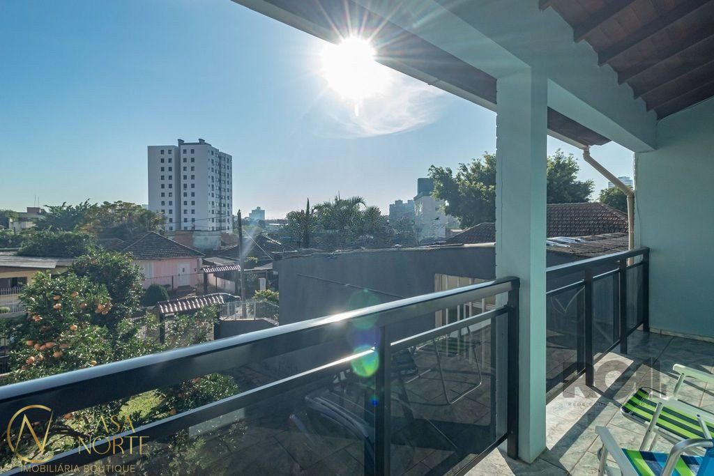 Casa à venda com 2 quartos, 229m², 1 suíte, 3 vagas, Rua General Solon no bairro Jardim Itu em Porto Alegre