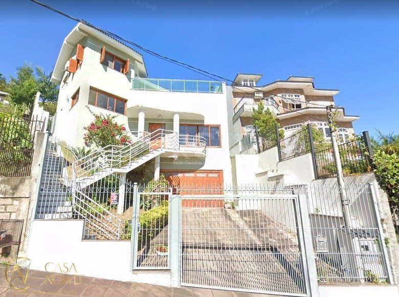 Casa à venda com 3 quartos, 279m², 1 suíte, 4 vagas, Rua Pedro Carneiro Pereira no bairro Teresópolis em Porto Alegre