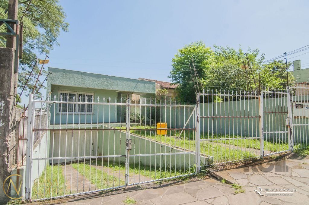 Casa à venda com 3 quartos, 220m², 1 suíte, 3 vagas, Rua Intendente Alfredo Azevedo no bairro Glória em Porto Alegre
