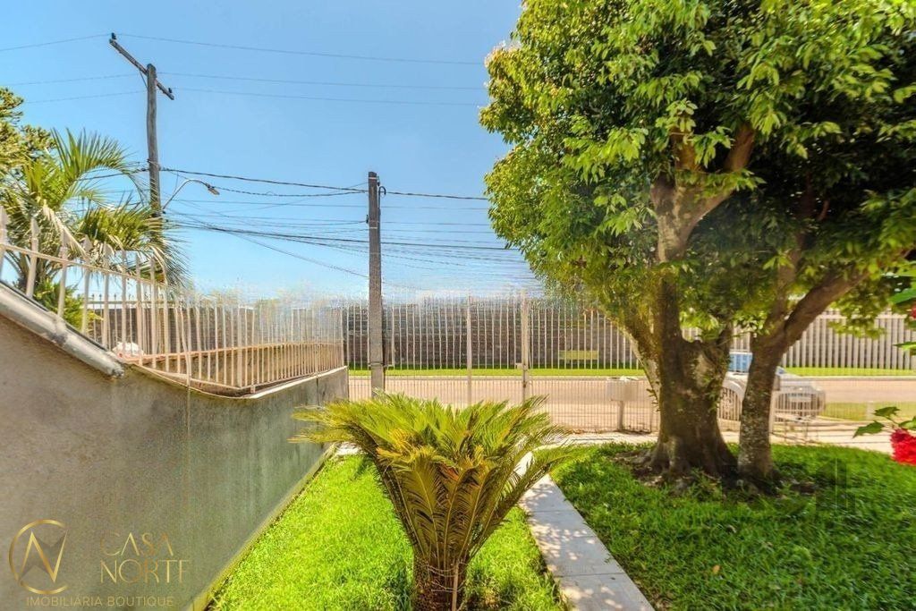 Casa à venda com 3 quartos, 72m², 1 suíte, 3 vagas, Rua dos Maias no bairro Rubem Berta em Porto Alegre