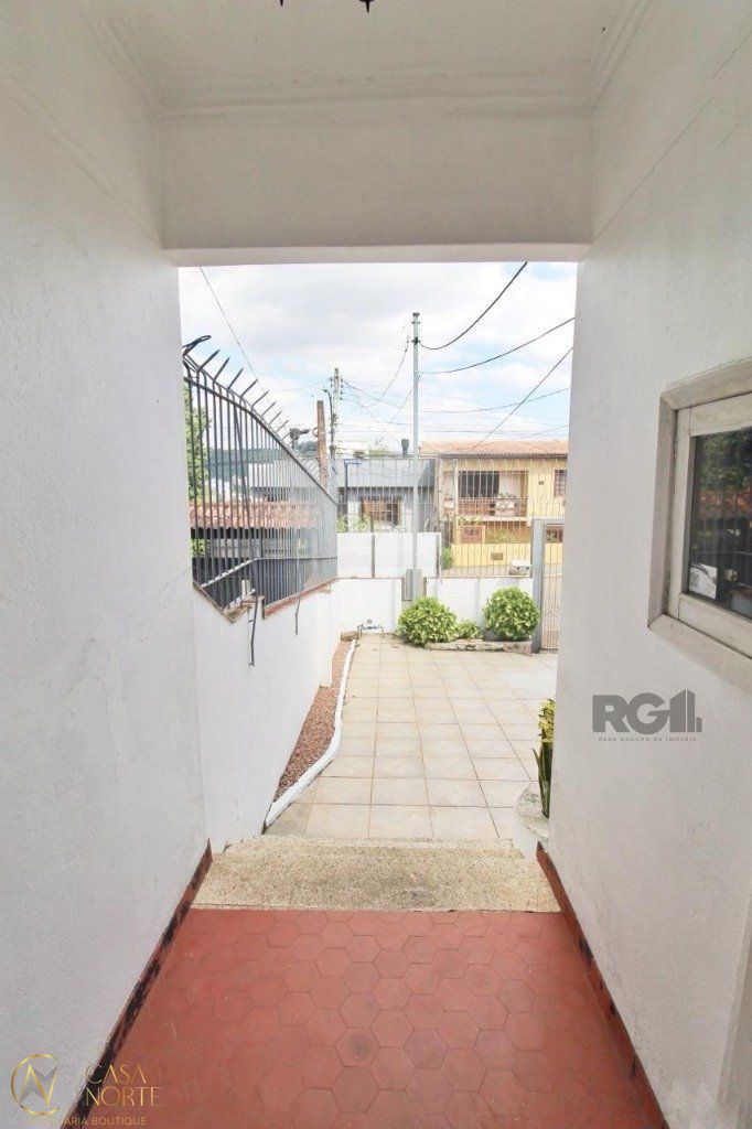 Casa à venda com 3 quartos, 120m², 2 vagas, Rua Antônio Divan no bairro Teresópolis em Porto Alegre