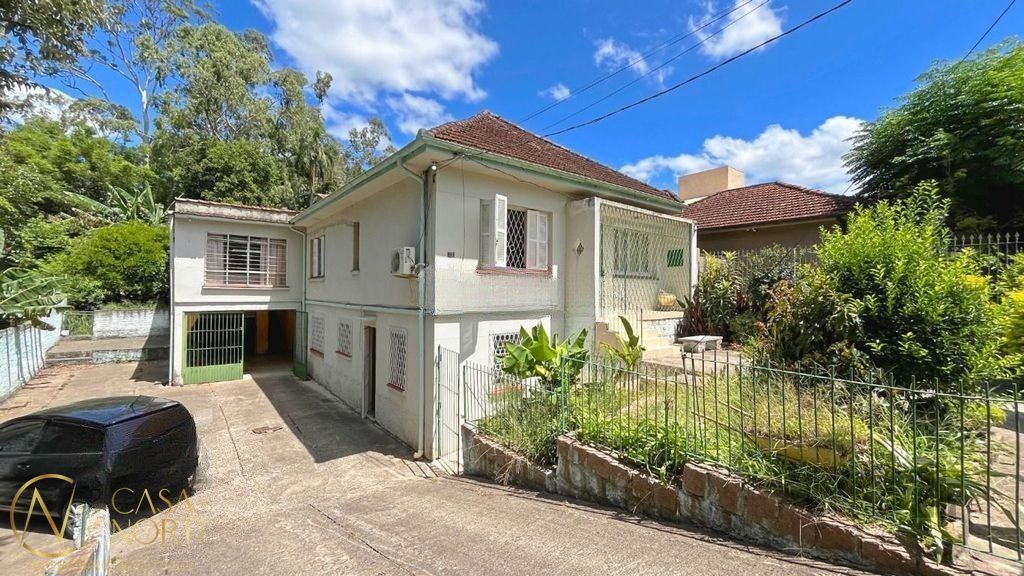Casa à venda com 3 quartos, 300m², 1 suíte, 2 vagas, Rua Marechal Mesquita no bairro Teresópolis em Porto Alegre