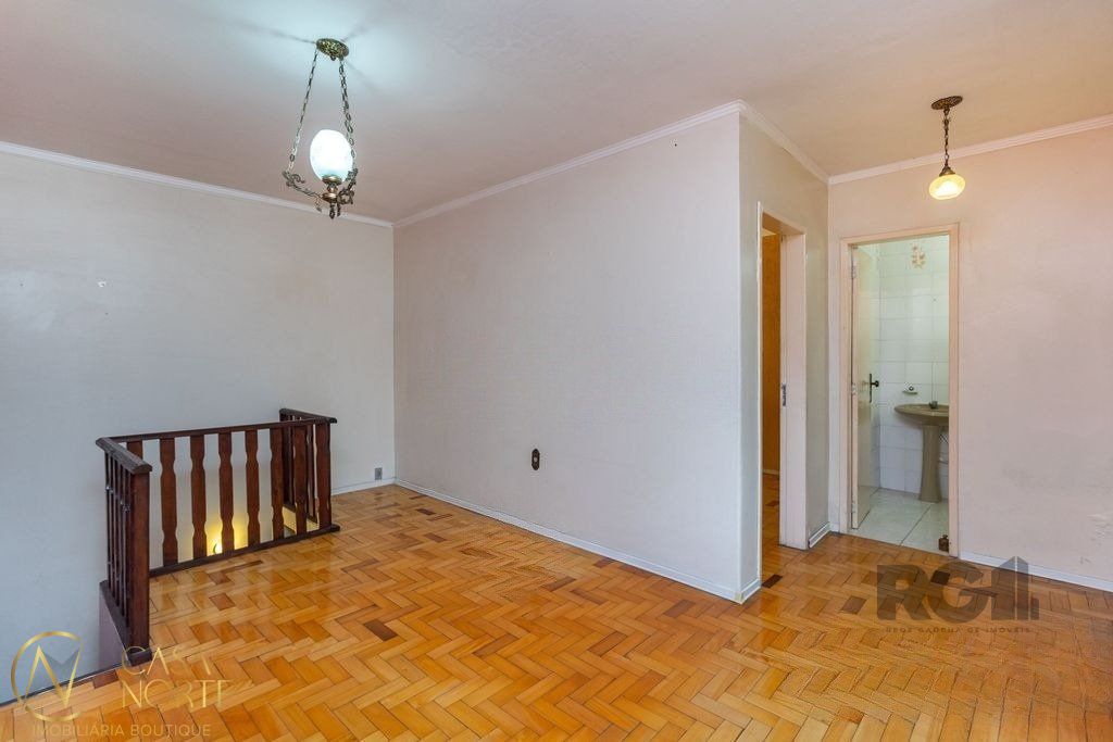 Casa à venda com 4 quartos, 212m², 1 suíte, 1 vaga, Rua Padre João Batista Reus no bairro Camaquã em Porto Alegre
