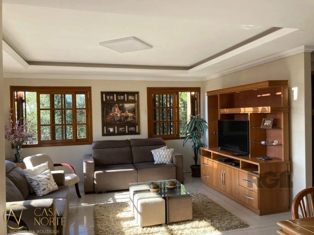 Casa à venda com 3 quartos, 234m², 2 suítes, 3 vagas, Rua Dolores Duran no bairro Lomba do Pinheiro em Porto Alegre