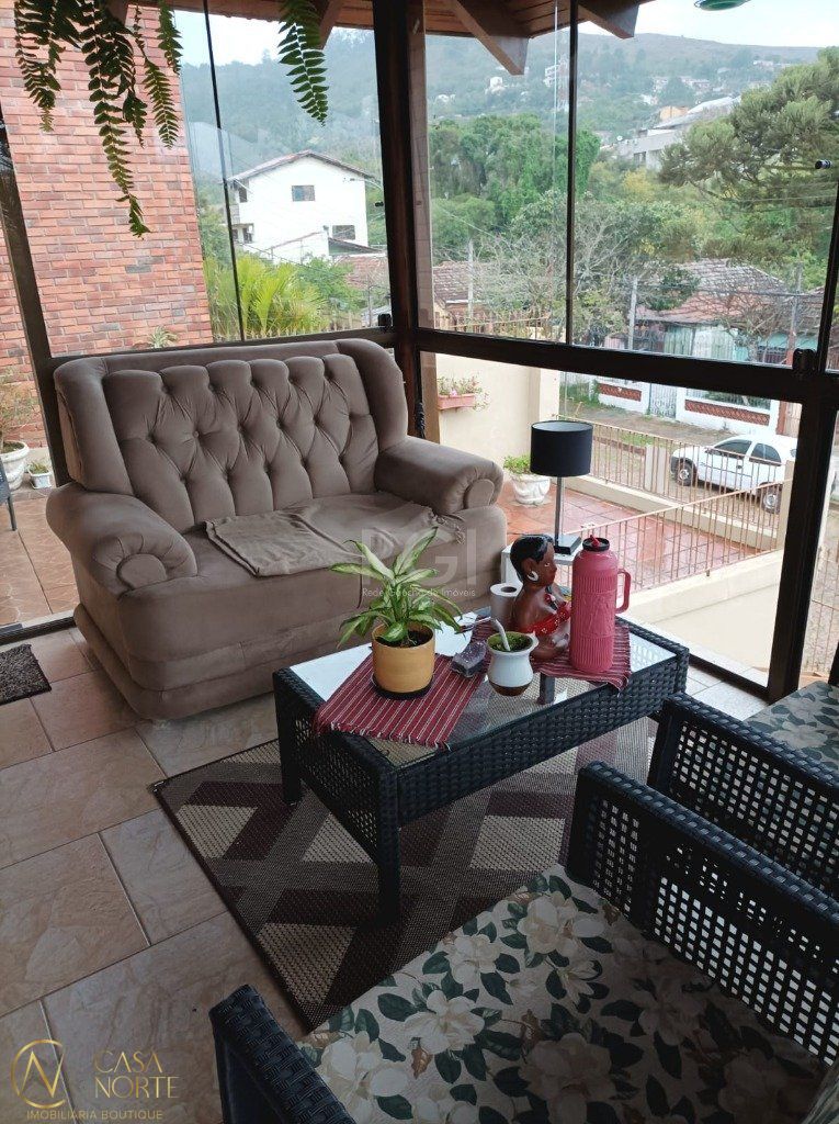 Casa à venda com 3 quartos, 190m², 1 vaga, Rua Silverio Souto no bairro Teresópolis em Porto Alegre