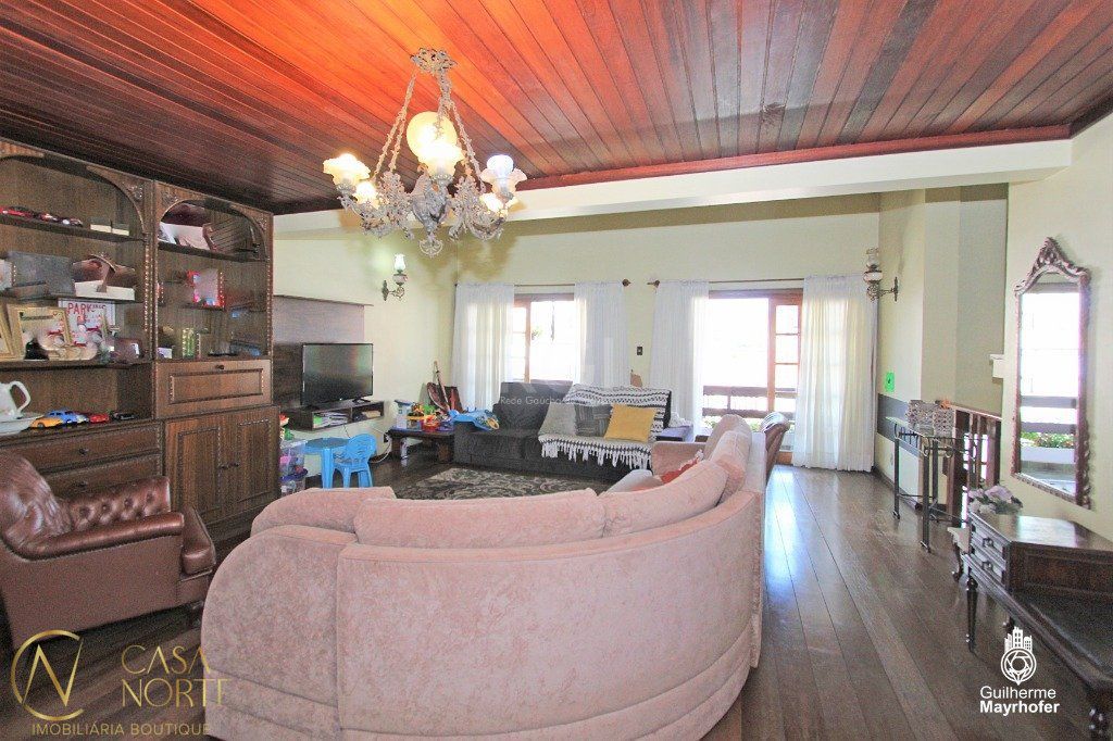 Casa à venda com 3 quartos, 326m², 3 suítes, 4 vagas, Rua João Bonuma no bairro Coronel Aparício Borges em Porto Alegre