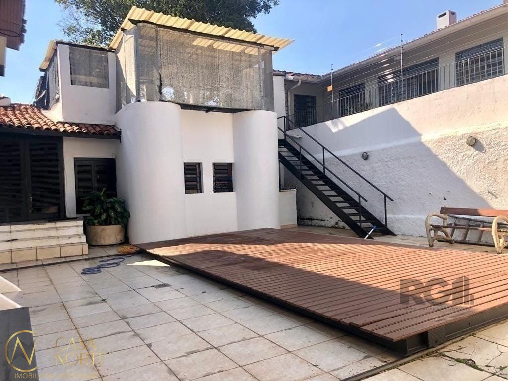 Casa à venda com 4 quartos, 308m², 4 suítes, 4 vagas, Rua Professor Fernando Carneiro no bairro Três Figueiras em Porto Alegre