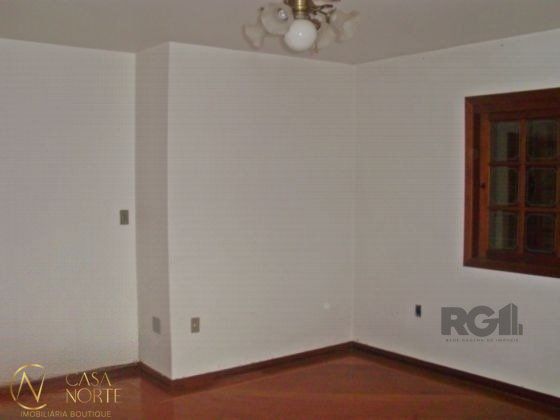 Casa à venda com 5 quartos, 218m², 1 suíte, 3 vagas, Rua Glenio Peres no bairro Vila Nova em Porto Alegre