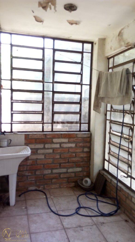 Casa à venda com 2 quartos, 244m², 4 vagas, Travessa Irmaos Calvet no bairro Teresópolis em Porto Alegre