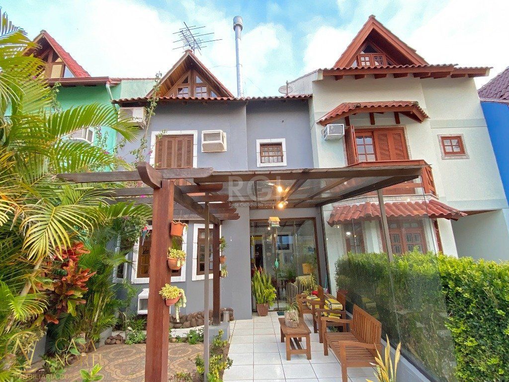 Casa de Condomínio à venda com 3 quartos, 186m², 1 suíte, 2 vagas, Rua Osorio Mendes Ouriques no bairro Guarujá em Porto Alegre
