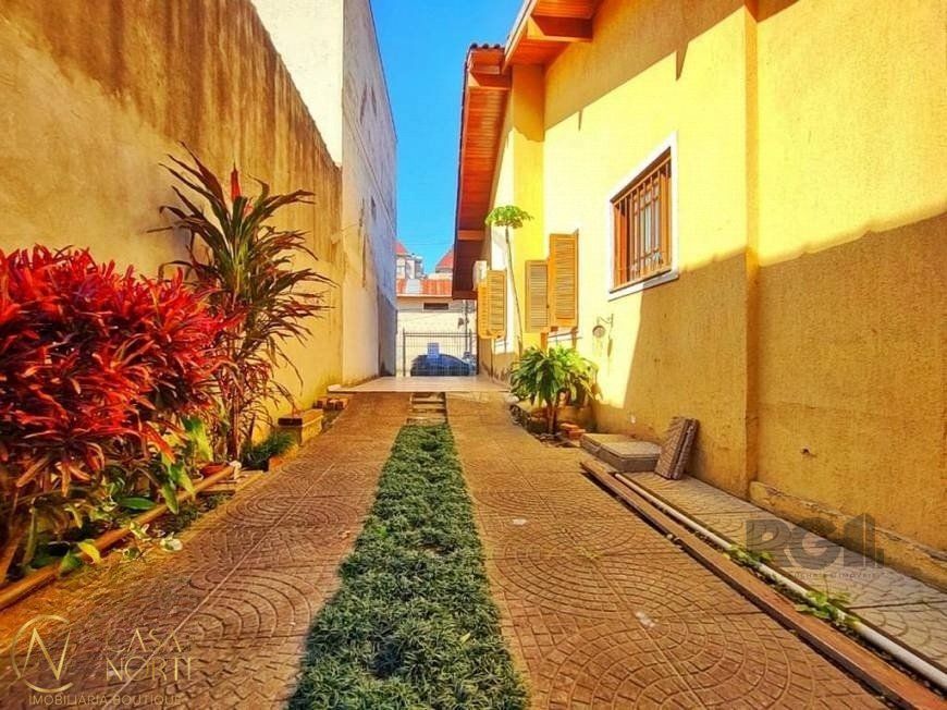Casa à venda com 3 quartos, 99m², 1 suíte, 3 vagas, Rua Candido Portinari no bairro São Sebastião em Porto Alegre