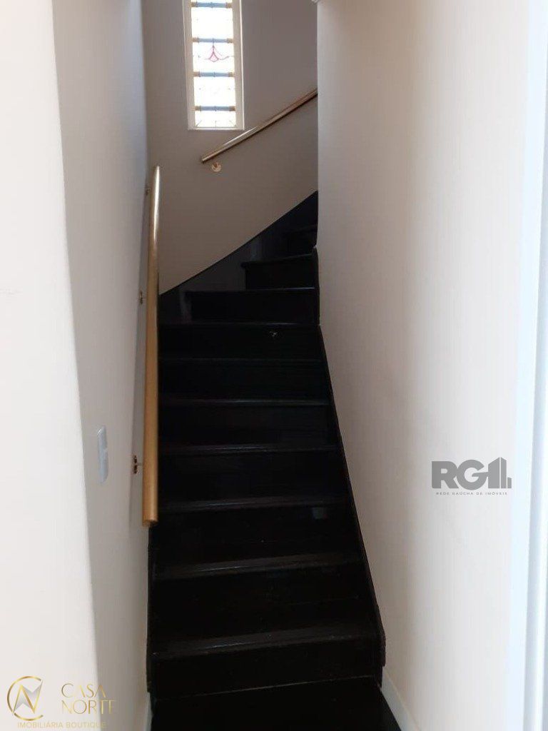 Casa à venda com 4 quartos, 251m², 1 suíte, 2 vagas, Rua Germano Hasslocher no bairro Azenha em Porto Alegre