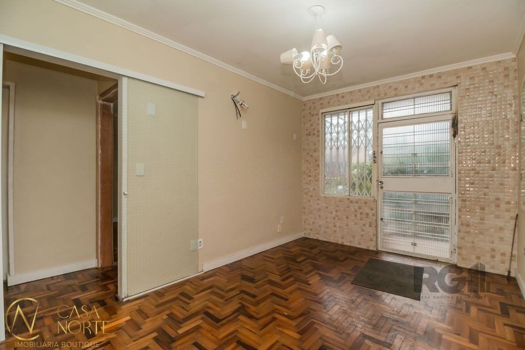 Casa à venda com 8 quartos, 389m², 2 suítes, 3 vagas, Rua Angelo Crivellaro no bairro Jardim do Salso em Porto Alegre
