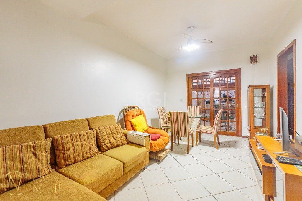 Casa de Condomínio à venda com 3 quartos, 160m², 1 suíte, 2 vagas, Rua Irmao Augusto Duflot no bairro Serraria em Porto Alegre