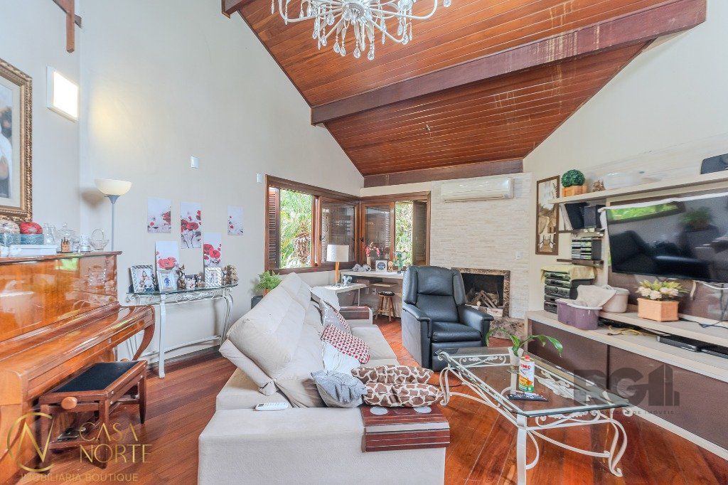 Casa à venda com 4 quartos, 400m², 1 suíte, 4 vagas, Praça Doutor Baltazar de Bem no bairro Vila Jardim em Porto Alegre