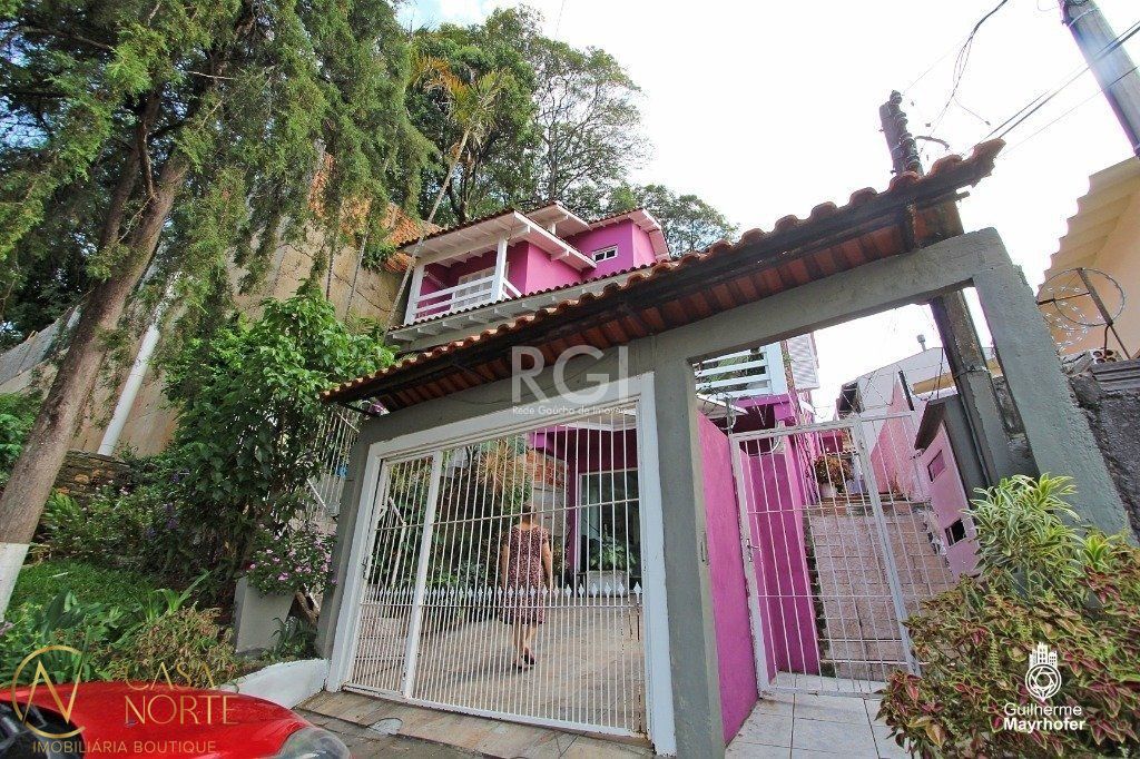 Casa à venda com 3 quartos, 160m², 1 suíte, 2 vagas, Rua Erechim no bairro Nonoai em Porto Alegre
