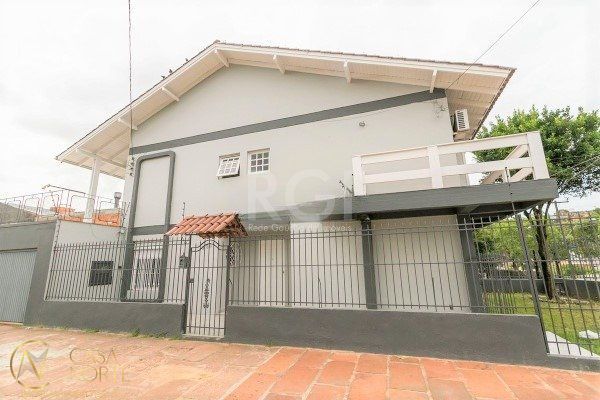 Casa à venda com 4 quartos, 238m², 1 suíte, 2 vagas, Rua Gregorio da Fonseca no bairro Nonoai em Porto Alegre