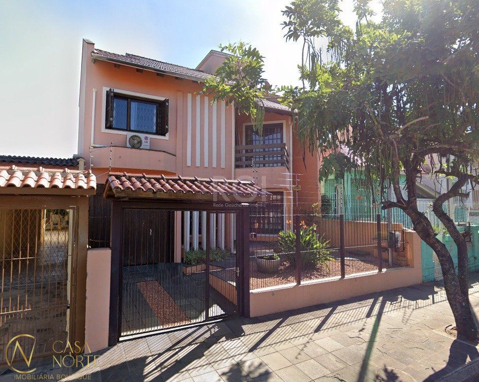 Casa à venda com 3 quartos, 316m², 1 suíte, 2 vagas, Rua Ibiruba no bairro Cavalhada em Porto Alegre