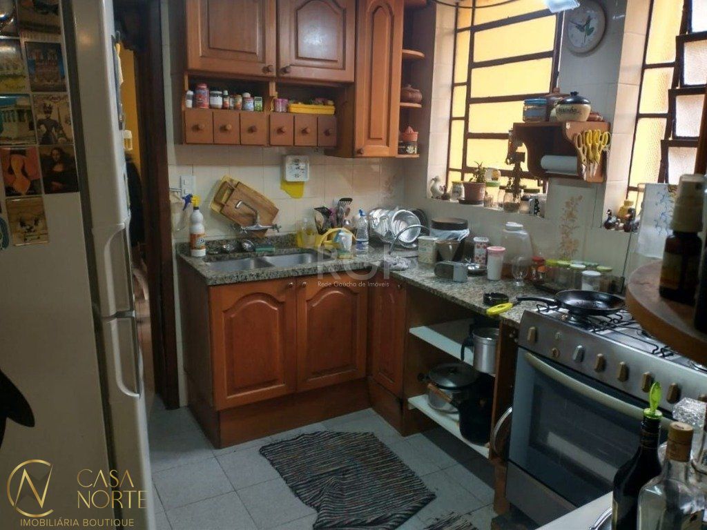 Casa à venda com 3 quartos, 248m², 4 vagas, Rua Bispo William Thomas no bairro Teresópolis em Porto Alegre