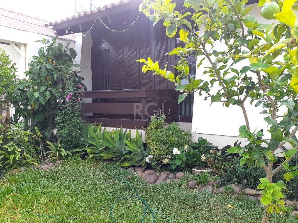 Casa à venda com 4 quartos, 260m², 1 suíte, 4 vagas, Rua Xavier da Cunha no bairro Nonoai em Porto Alegre