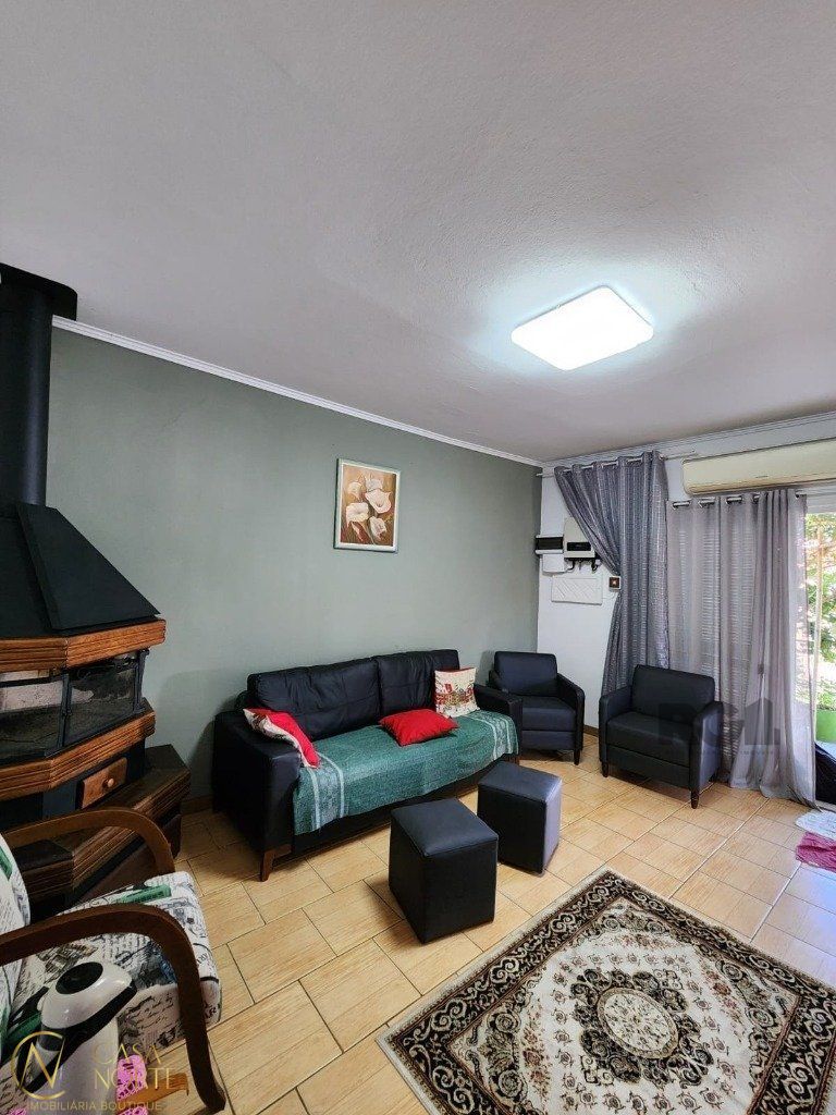 Casa à venda com 3 quartos, 152m², 3 vagas, Rua Ênio de Souza no bairro Vila Nova em Porto Alegre