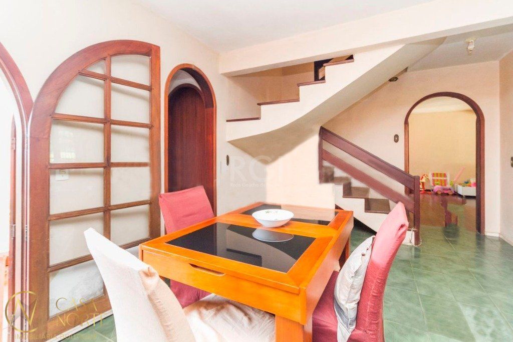 Casa à venda com 4 quartos, 279m², 1 suíte, 5 vagas, Rua Amapa no bairro Vila Nova em Porto Alegre