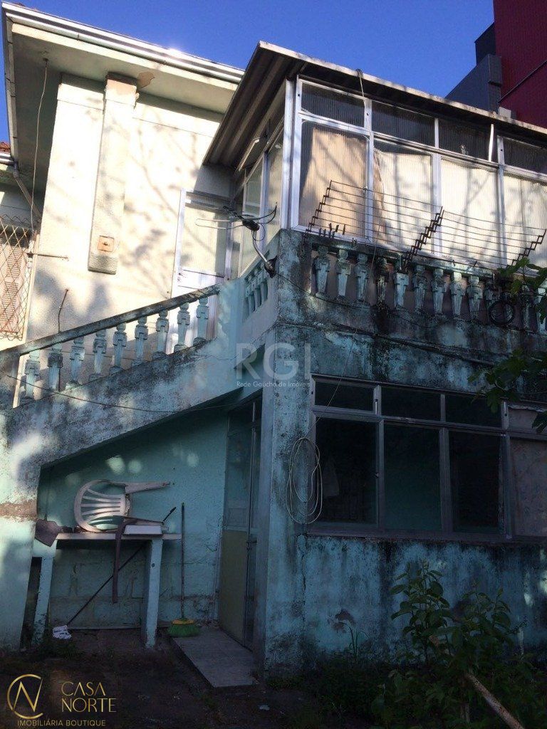 Casa à venda com 3 quartos, 192m², 3 vagas, Avenida Doutor Carlos Barbosa no bairro Medianeira em Porto Alegre