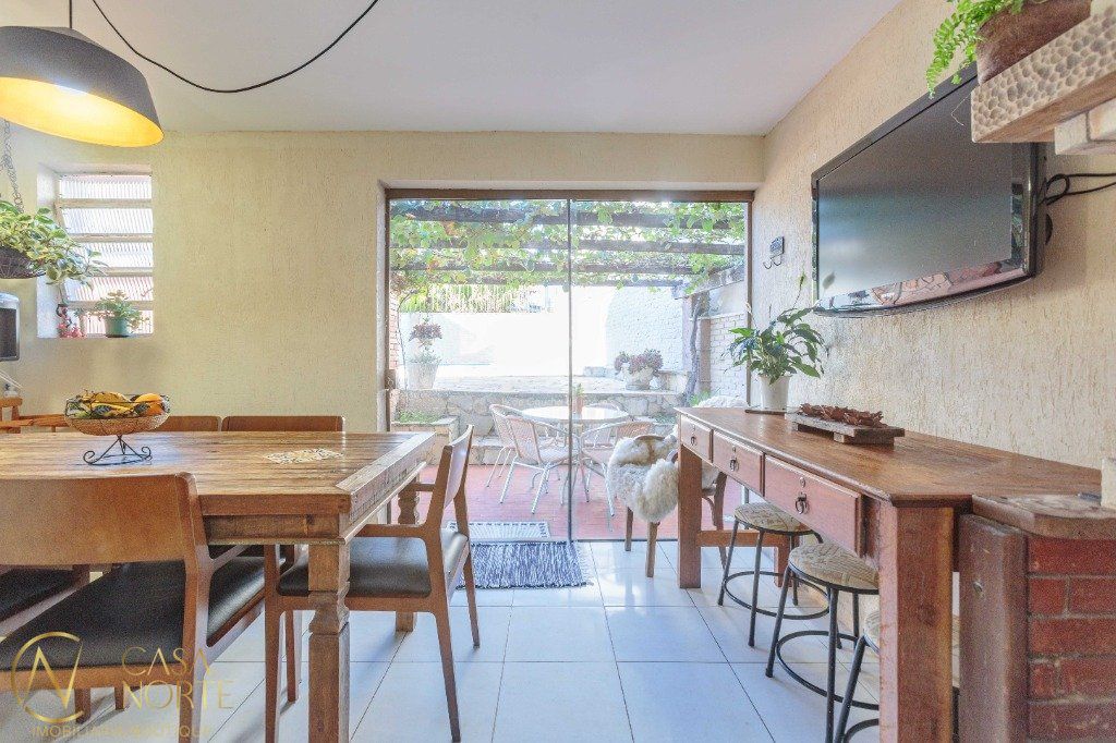 Casa à venda com 4 quartos, 400m², 1 suíte, 4 vagas, Rua Fernando Osorio no bairro Teresópolis em Porto Alegre