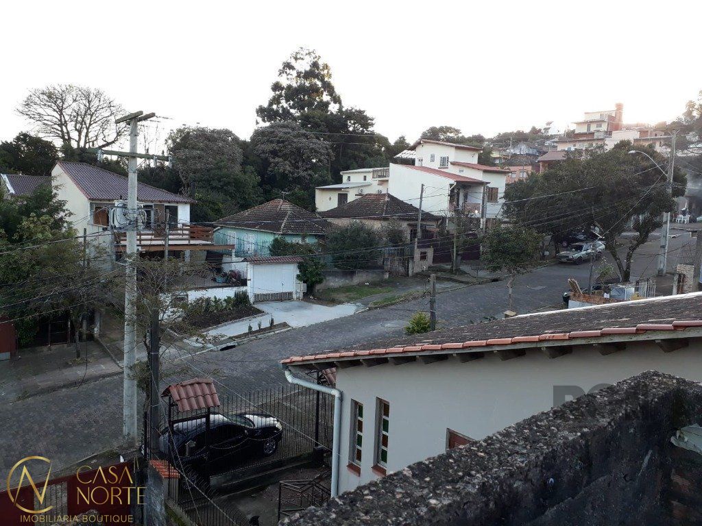 Casa à venda com 4 quartos, 180m², 2 suítes, 2 vagas, Avenida Cruz Alta no bairro Nonoai em Porto Alegre