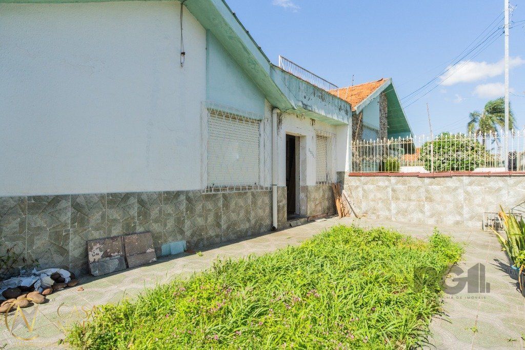 Casa à venda com 3 quartos, 182m², 2 vagas, Rua Doutor Mário Totta no bairro Tristeza em Porto Alegre