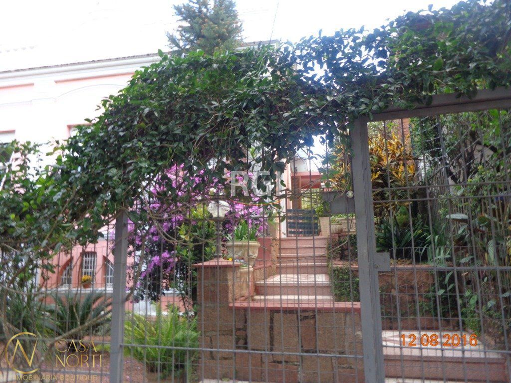 Casa à venda com 6 quartos, 240m², 4 vagas, Avenida Arnaldo Bohrer no bairro Teresópolis em Porto Alegre