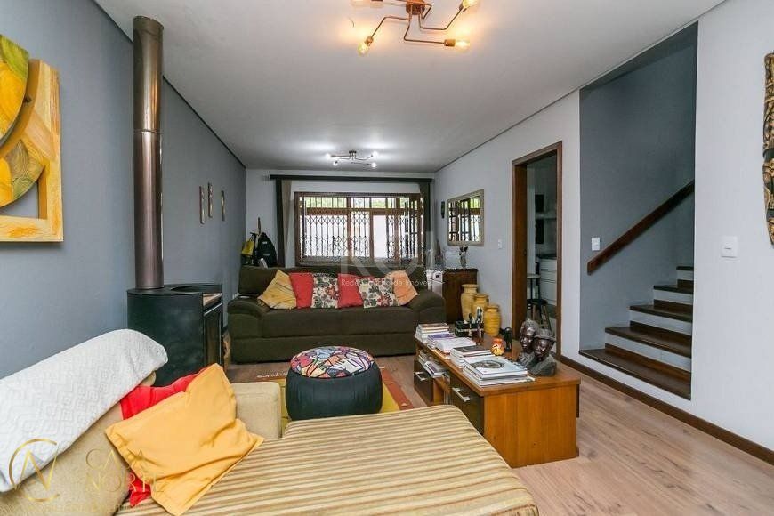 Casa à venda com 3 quartos, 147m², 1 suíte, 3 vagas, Rua Criciuma no bairro Guarujá em Porto Alegre
