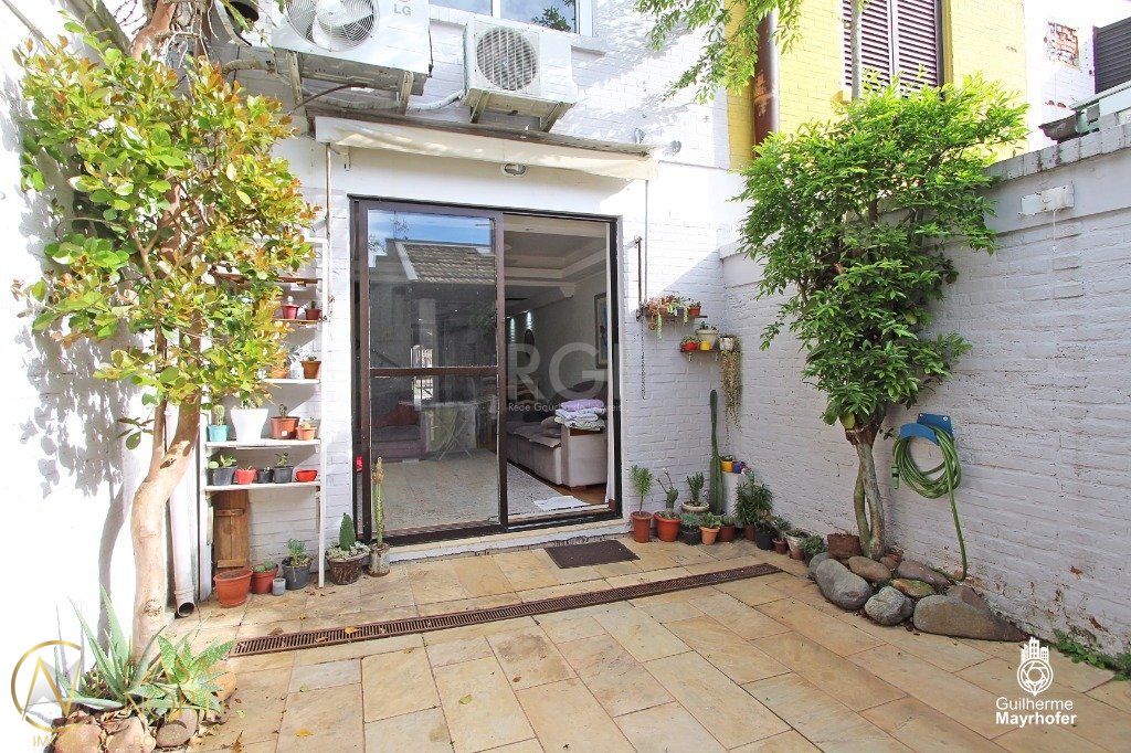 Casa à venda com 3 quartos, 115m², 1 suíte, 2 vagas, Rua Claudio Manoel da Costa no bairro Jardim Sabará em Porto Alegre