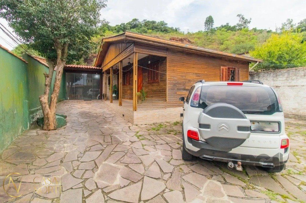 Casa à venda com 3 quartos, 114m², 5 vagas, Rua Encantadora no bairro Partenon em Porto Alegre
