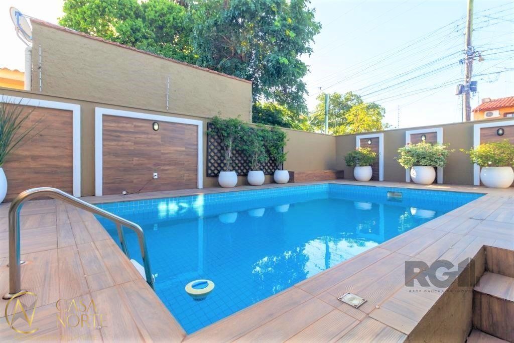 Casa à venda com 4 quartos, 380m², 3 suítes, 3 vagas, Rua Criciuma no bairro Guarujá em Porto Alegre