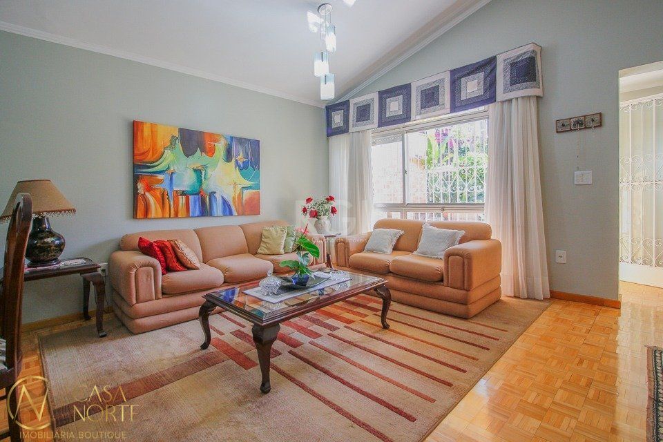 Casa à venda com 3 quartos, 262m², 1 suíte, 4 vagas, Rua Claudio Manoel da Costa no bairro Jardim Sabará em Porto Alegre