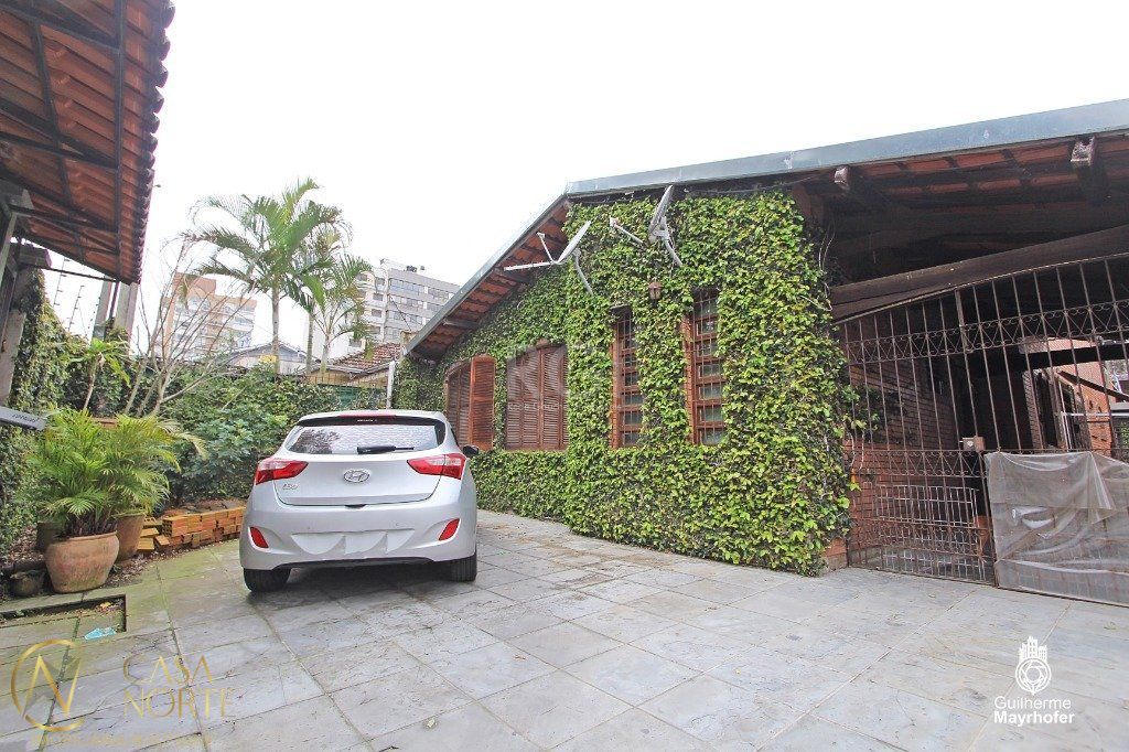 Casa à venda com 3 quartos, 381m², 1 suíte, 4 vagas, Rua Doutor Pereira Neto no bairro Tristeza em Porto Alegre