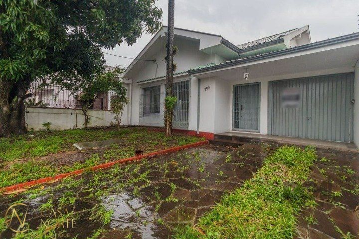 Casa à venda com 4 quartos, 189m², 5 vagas, Rua Beberibe no bairro São Sebastião em Porto Alegre