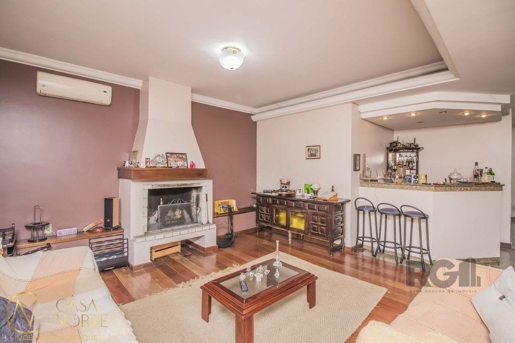 Casa à venda com 4 quartos, 329m², 1 suíte, 6 vagas, Praça Paulo de Aragao Bozano no bairro Vila Ipiranga em Porto Alegre