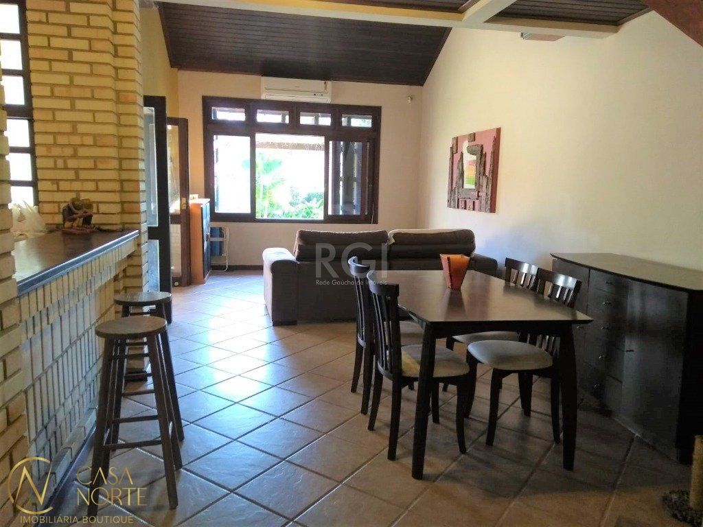 Casa à venda com 3 quartos, 219m², 1 suíte, 4 vagas, Rua Miguel Couto no bairro Menino Deus em Porto Alegre
