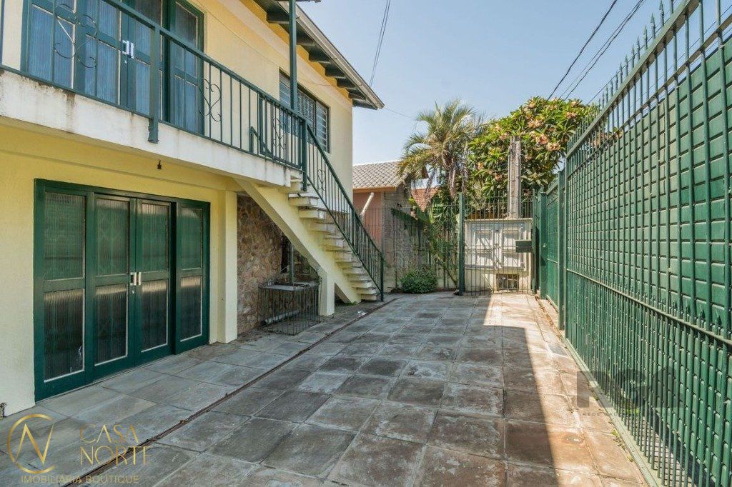 Casa à venda com 5 quartos, 226m², 1 suíte, 3 vagas, Acesso José da Silva Bernardo no bairro Jardim Sabará em Porto Alegre