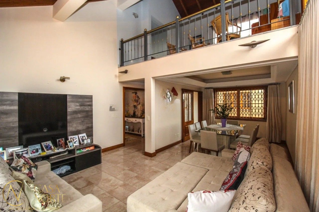 Casa à venda com 3 quartos, 612m², 3 suítes, 8 vagas, Travessa Miguel Pereira no bairro Medianeira em Porto Alegre