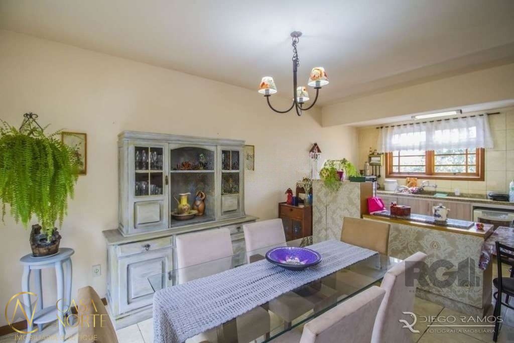 Casa à venda com 4 quartos, 222m², 1 suíte, 3 vagas, Rua Caieira no bairro Medianeira em Porto Alegre