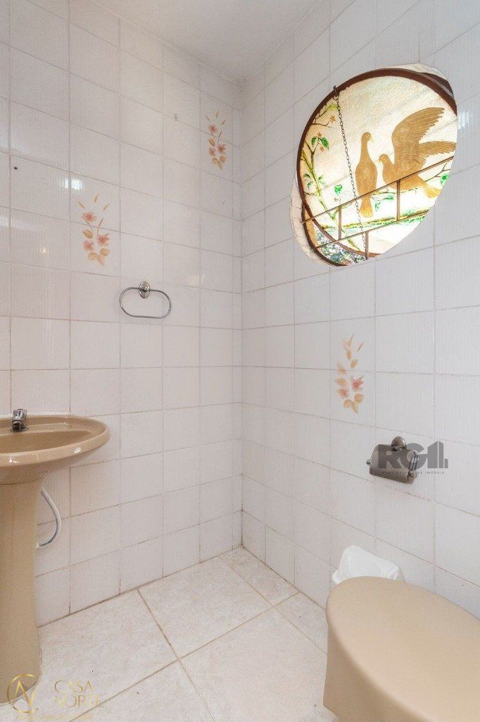 Casa à venda com 4 quartos, 212m², 1 suíte, 1 vaga, Rua Padre João Batista Reus no bairro Camaquã em Porto Alegre