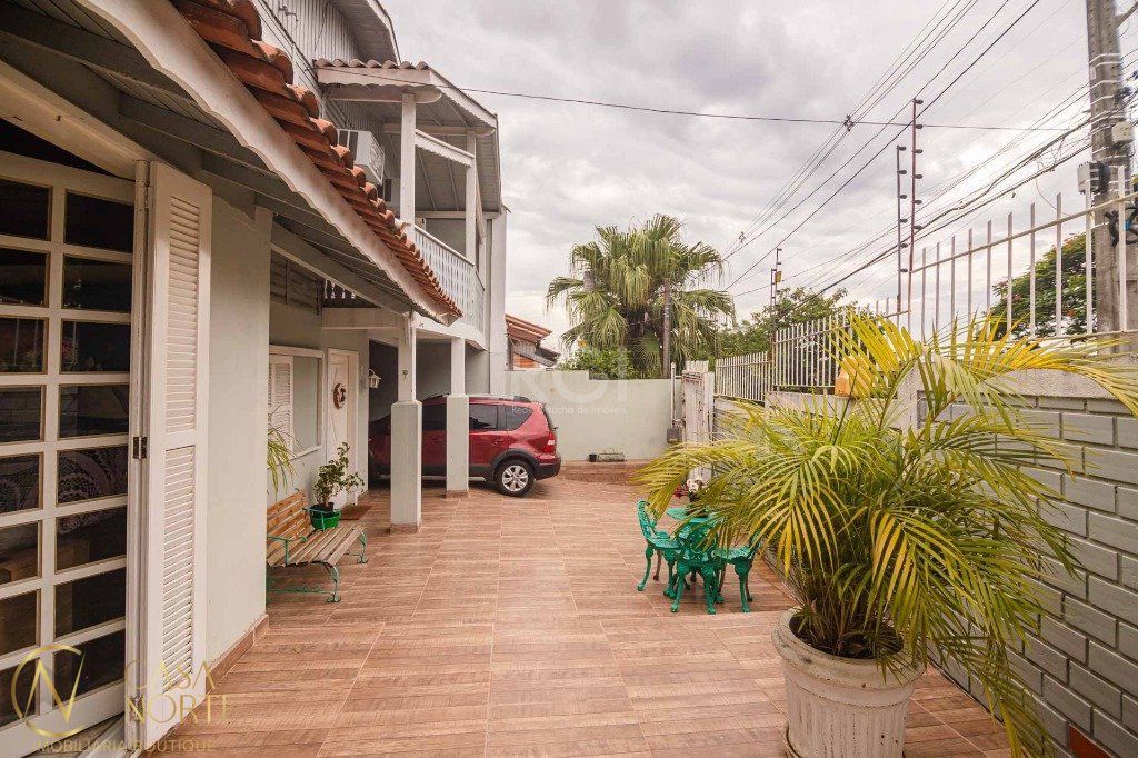 Casa à venda com 3 quartos, 116m², 1 suíte, 2 vagas, Rua Doutor Ernesto Miranda no bairro Jardim São Pedro em Porto Alegre