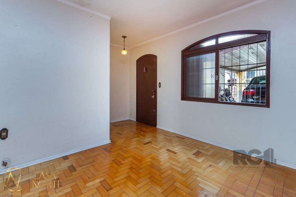 Casa à venda com 4 quartos, 212m², 1 suíte, 1 vaga, Rua Padre João Batista Reus no bairro Camaquã em Porto Alegre