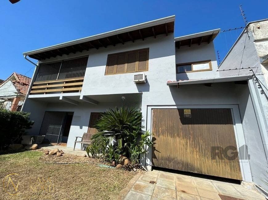 Casa à venda com 3 quartos, 262m², 1 suíte, 2 vagas, Rua Vitor Valpirio no bairro Anchieta em Porto Alegre