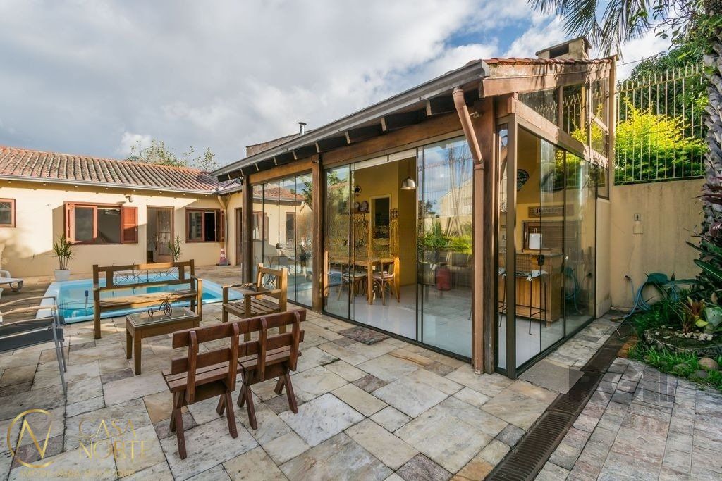 Casa à venda com 4 quartos, 279m², 1 suíte, 3 vagas, Rua Banco do Comercio no bairro Santa Tereza em Porto Alegre